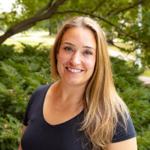 Profile picture of Amanda Ritter with greenery in the background.