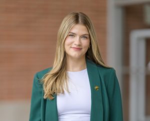 Taylor Toth headshot.